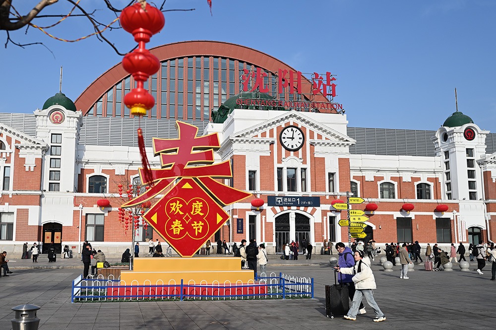 △ 2024年2月17日，沈陽(yáng)站，人們拉著大大小小的行李箱，踏上了龍年新征程。