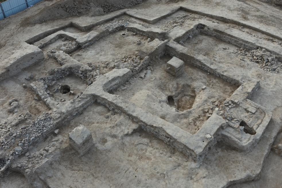 這是都蘭熱水墓群北一區(qū)M37號（“羊圈墓”）的祭祀建筑全景。