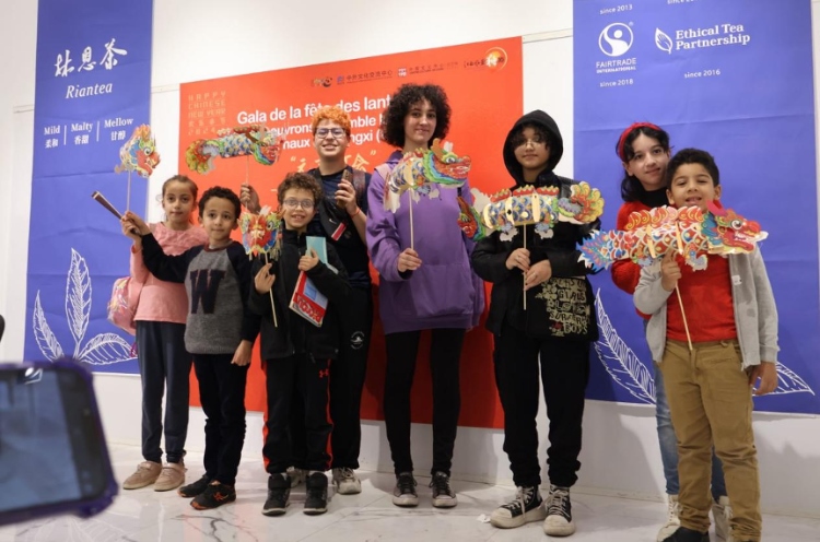 孩子們拿著元宵彩燈合影。拉巴特中國文化中心供圖