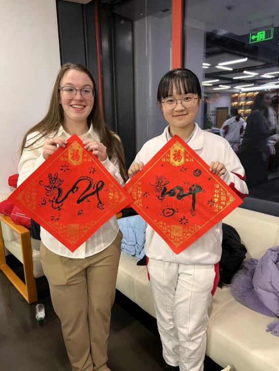 1月下旬，馬斯卡廷中學(xué)訪華代表團(tuán)學(xué)生在北京同中國青少年交流。（受訪者供圖）