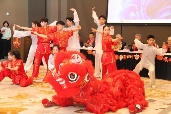 2月9日，在馬斯卡廷，中國人民大學(xué)附屬中學(xué)藝術(shù)團(tuán)學(xué)生表演中國武術(shù)。