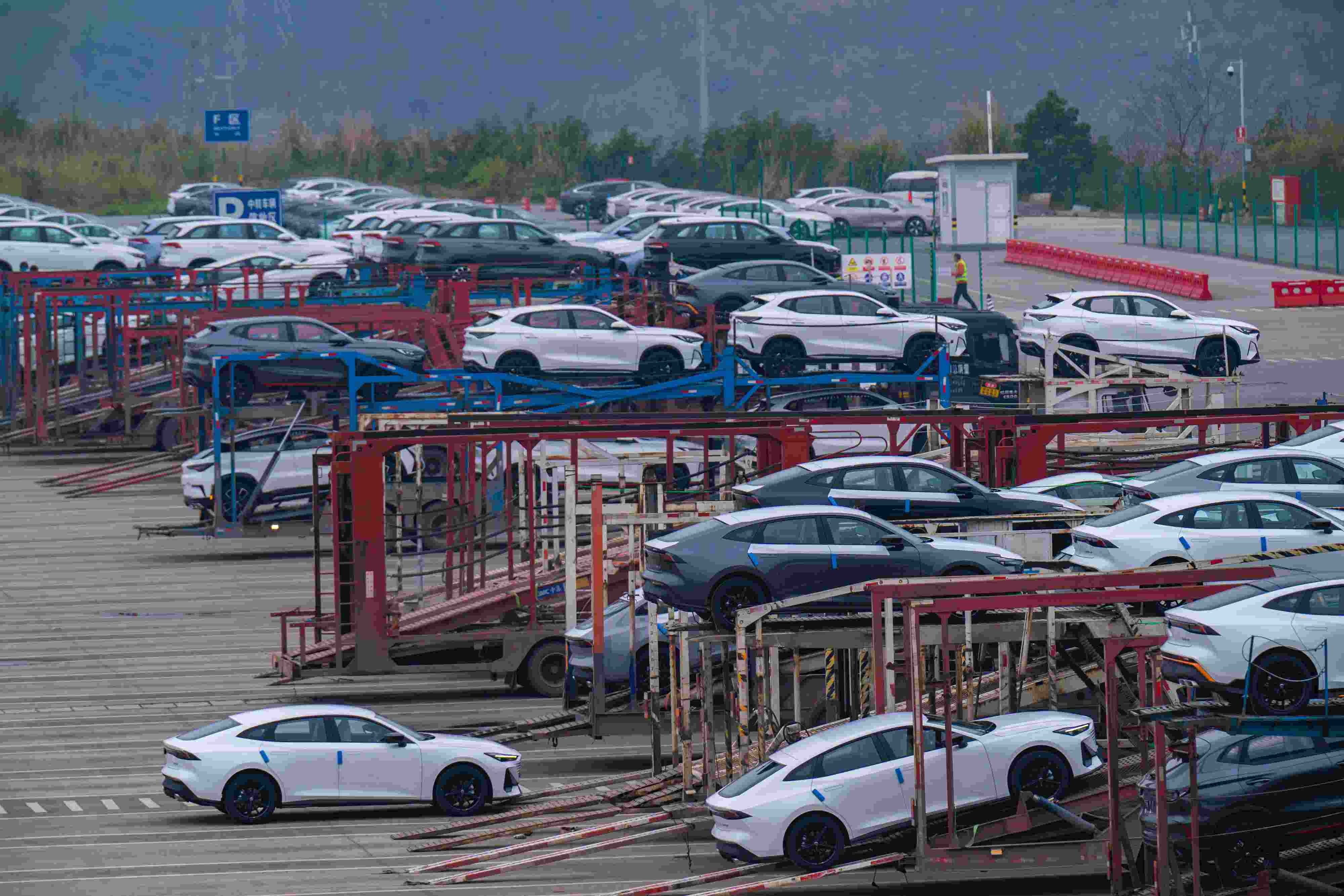 2024年2月25日，重慶江北區(qū)某汽車整車分撥中心，一排排汽車整裝待發(fā)。