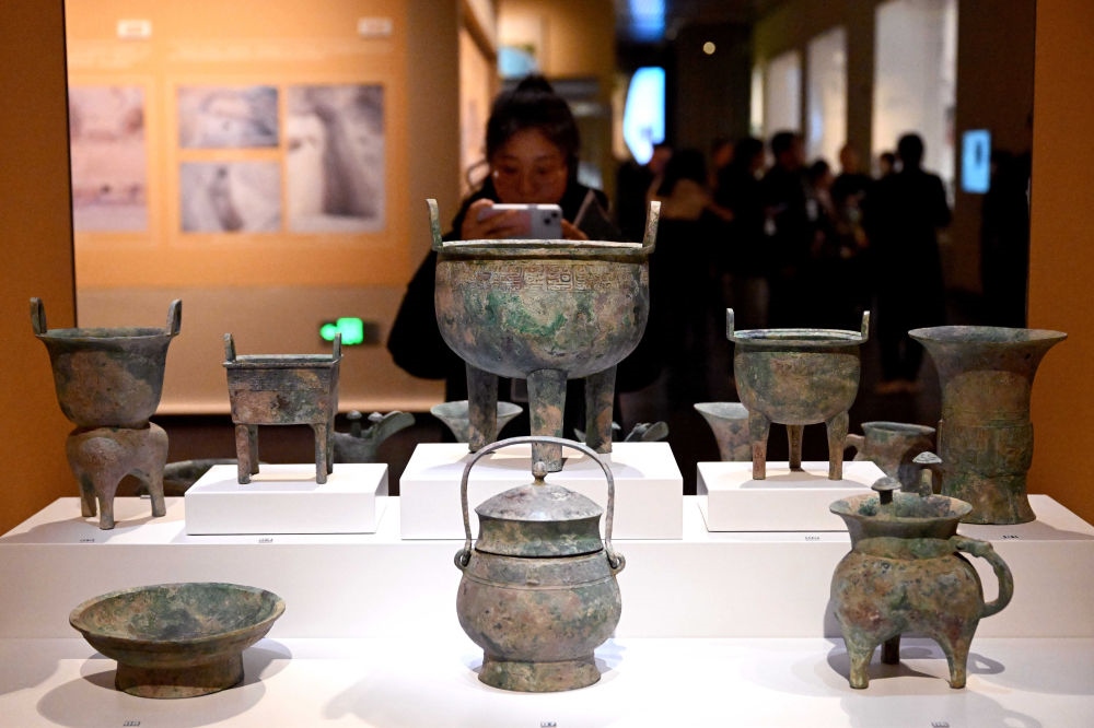 2月26日，參觀者在河南安陽殷墟博物館新館內(nèi)拍攝展品。
