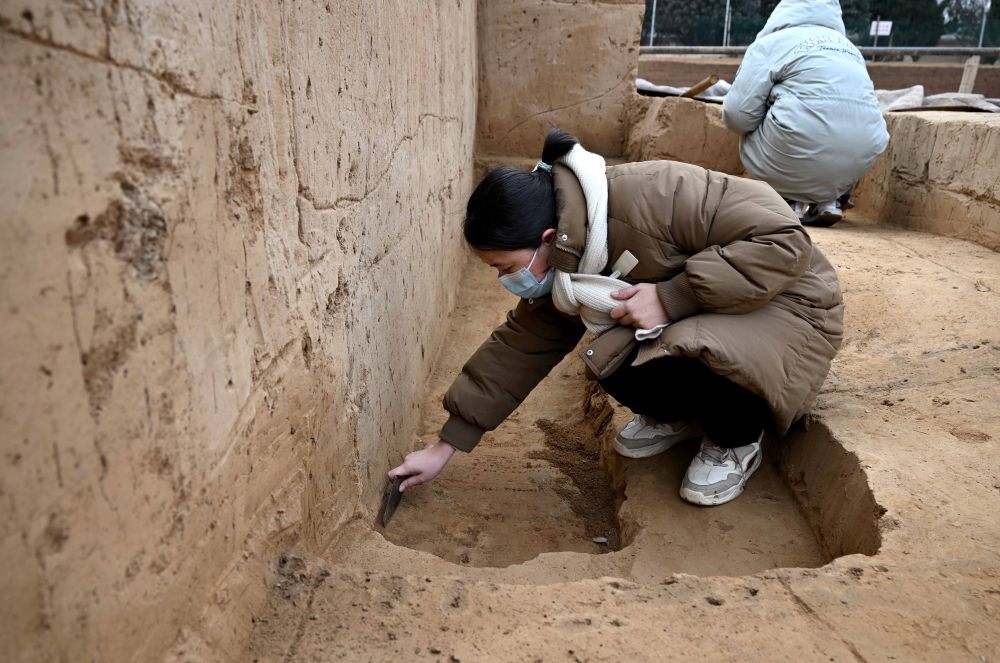 工作人員在殷墟王陵遺址進行發(fā)掘作業(yè)（2月24日攝）。