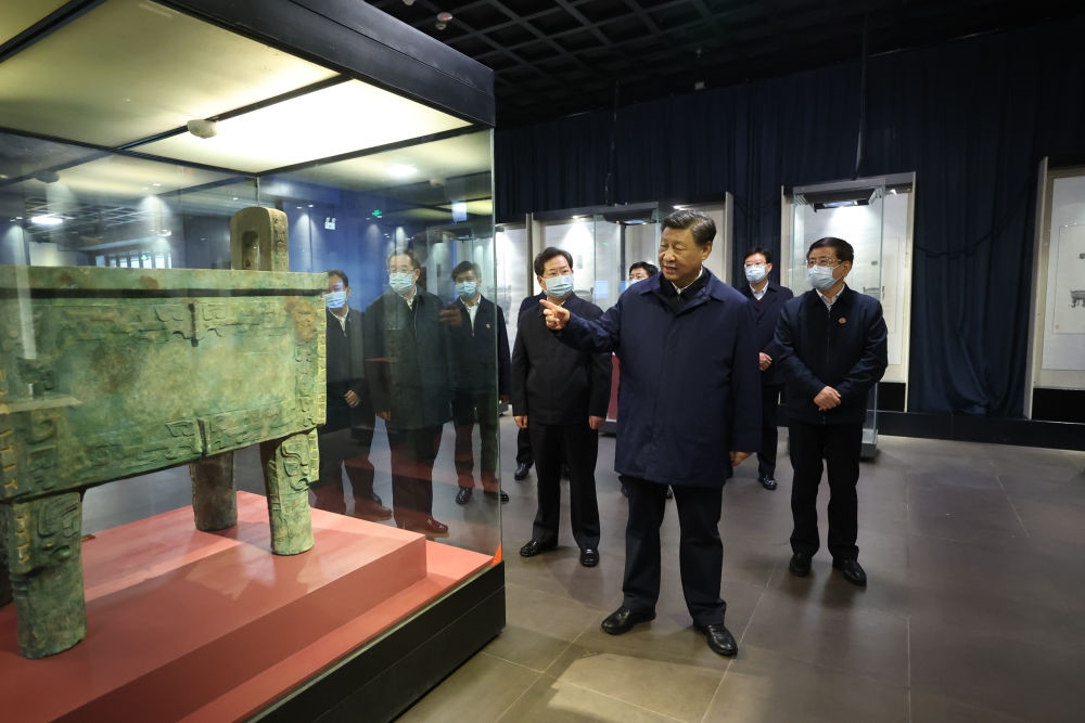 2022年10月28日下午，習(xí)近平在安陽市殷墟博物館考察。新華社記者 鞠鵬 攝