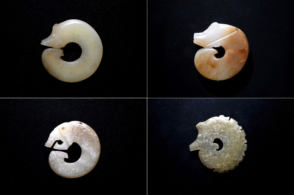 這是在殷墟博物館新館內(nèi)展出的龍形玉玦（拼版照片，1月9日攝）