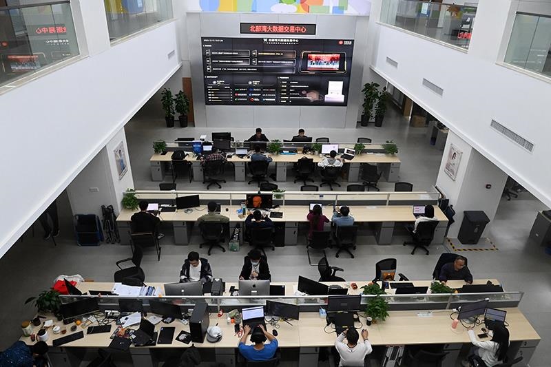 2023年12月12日，中國－東盟信息港股份有限公司員工在工作中。