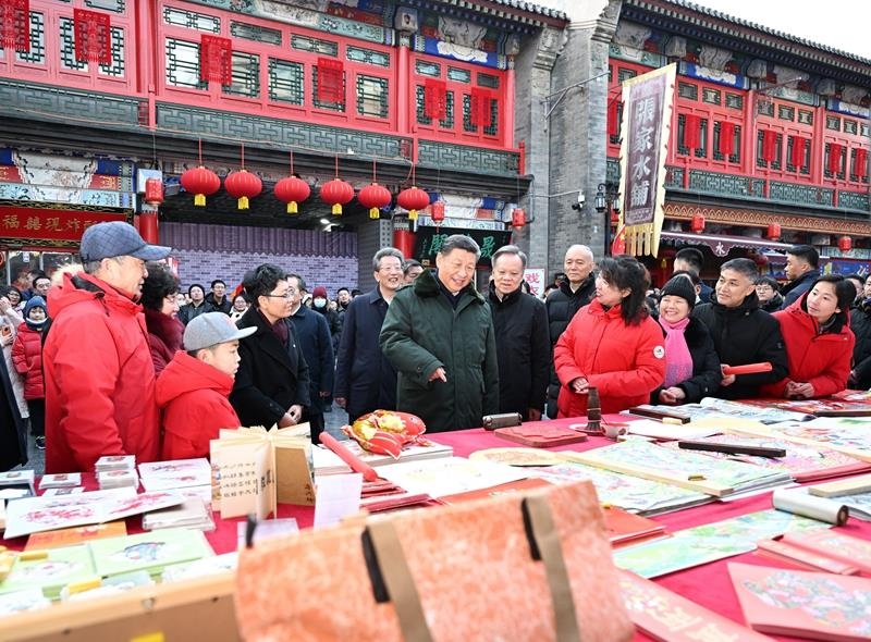 △2024年2月1日，習近平總書記在天津古文化街考察時，同店鋪員工和現場群眾互動交流。