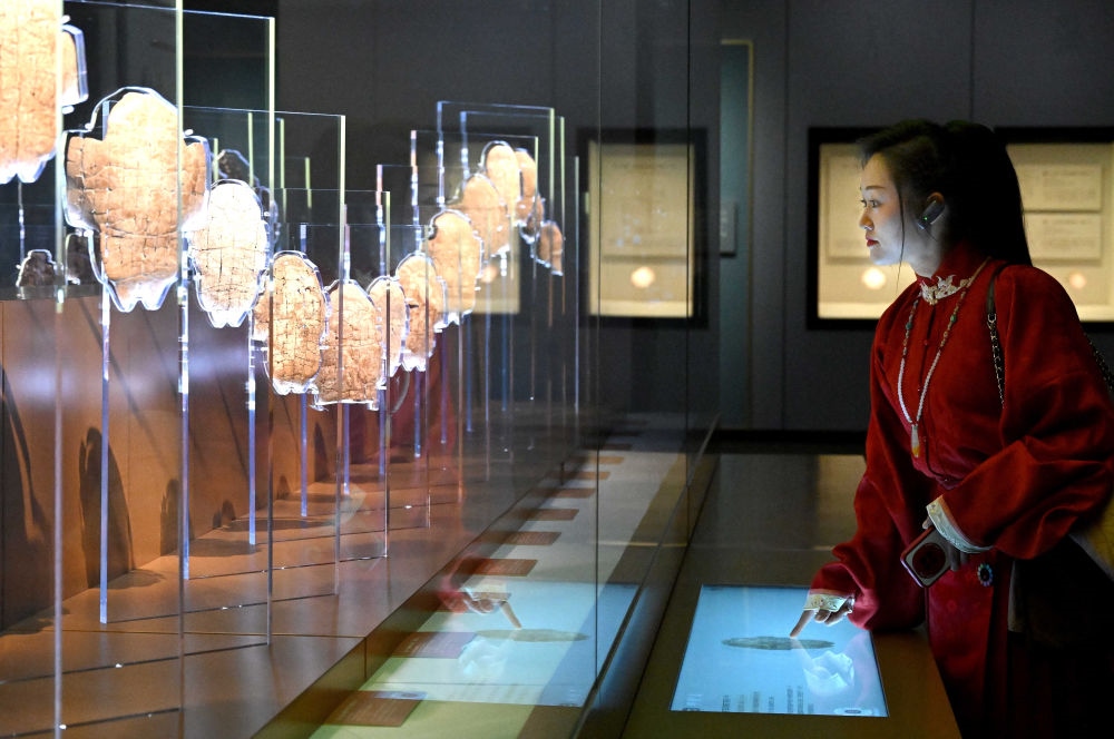 2月26日，參觀者在河南安陽殷墟博物館新館內(nèi)觀看展出的刻辭卜甲。