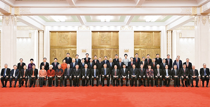 2024年2月7日，習(xí)近平、王滬寧、蔡奇、丁薛祥等在北京人民大會堂同黨外人士歡聚一堂，共迎佳節(jié)。這是習(xí)近平等同大家合影留念。 新華社記者 謝環(huán)馳/攝