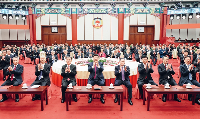 2023年12月29日，全國政協(xié)在北京舉行新年茶話會。黨和國家領(lǐng)導(dǎo)人習(xí)近平、李強(qiáng)、趙樂際、王滬寧、蔡奇、丁薛祥、李希、韓正出席茶話會并觀看演出。 新華社記者 鞠鵬/攝