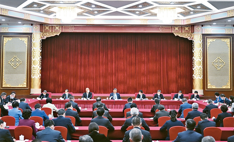 2023年3月6日，中共中央總書記、國家主席、中央軍委主席習(xí)近平看望參加全國政協(xié)十四屆一次會議的民建、工商聯(lián)界委員，并參加聯(lián)組會，聽取意見和建議。中共中央政治局常委、全國政協(xié)十四屆一次會議主席團(tuán)會議主持人王滬寧，中共中央政治局常委蔡奇、丁薛祥參加看望和討論。 新華社記者 謝環(huán)馳/攝