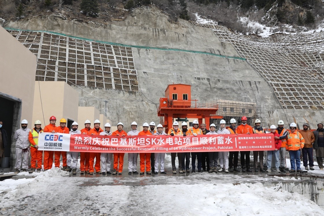 中巴建設(shè)者共同慶祝蘇吉吉納里水電站順利啟動蓄水工作。中國能建葛洲壩集團(tuán)供圖