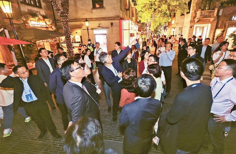 2023年4月18日，全國無黨派人士考察團(tuán)來到位于上海市黃浦區(qū)的上海新天地開放式街區(qū)考察夜經(jīng)濟。 新華社記者 王翔/攝