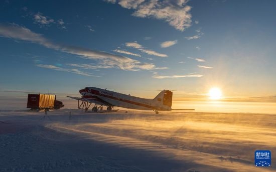 2月5日，“雪鷹601”停靠在南極中山冰雪機場。新華社發(fā)（裴文悅攝）