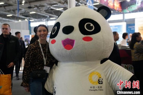 3月5日，2024年柏林國際旅游交易會(ITB)在柏林會展中心拉開帷幕。以“你好！中國”為主題的中國展區(qū)當(dāng)日亮相展會。圖為觀眾與大熊貓人偶合影。中新社記者 馬秀秀 攝