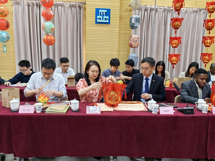 燈籠文化交流活動現(xiàn)場。中建國際中西非公司供圖