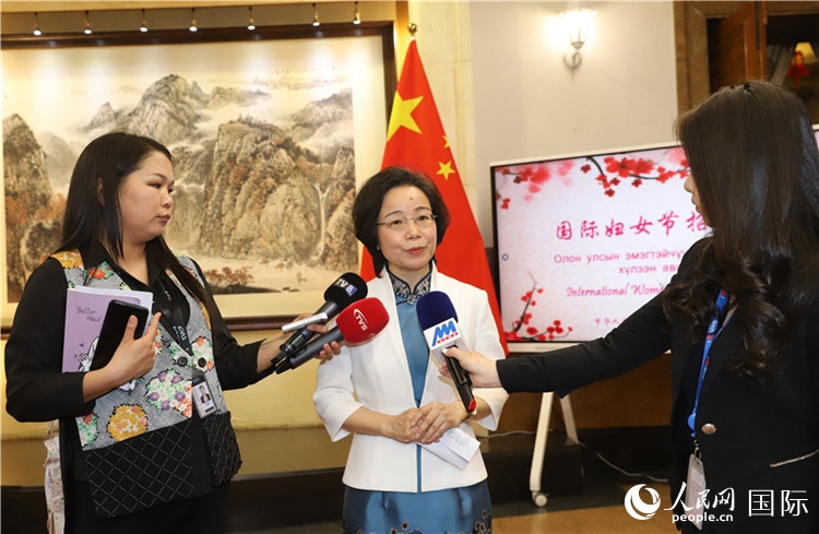 沈大使接受蒙古媒體采訪。人民網(wǎng)記者 霍文攝