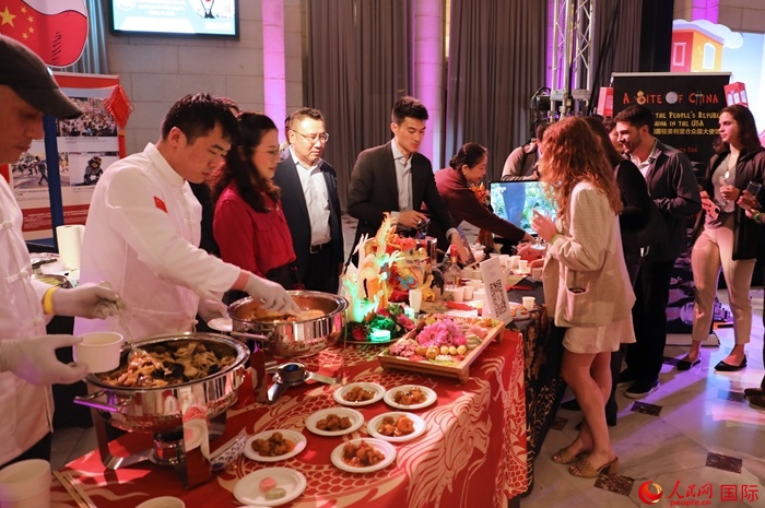 使館工作人員詳細(xì)為現(xiàn)場美食家和來賓講解菜品色香味特點(diǎn)、原料特色、烹制手法及其中蘊(yùn)含的中華美食文化。人民網(wǎng)記者 李志偉攝