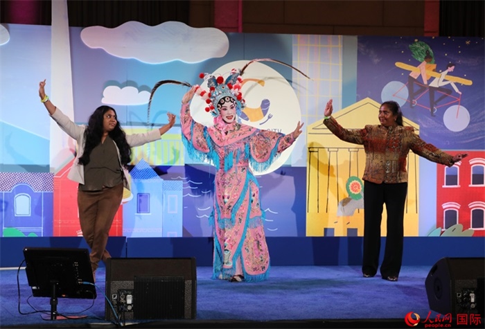 當(dāng)?shù)厝A人京劇社團(tuán)的青年演員現(xiàn)場表演京劇選段，并與現(xiàn)場觀眾近距離互動(dòng)。人民網(wǎng)記者 李志偉攝