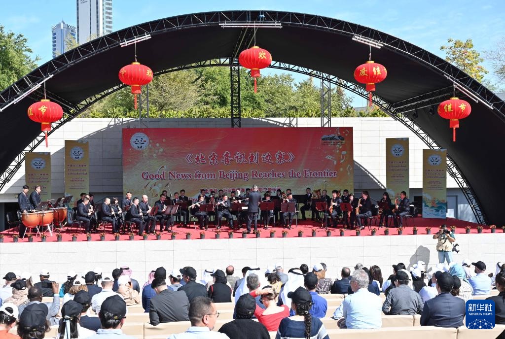 3月9日，在科威特首都省賈比爾文化中心，人們欣賞中國樂隊帶來的中國曲目。新華社發(fā)（阿薩德攝）