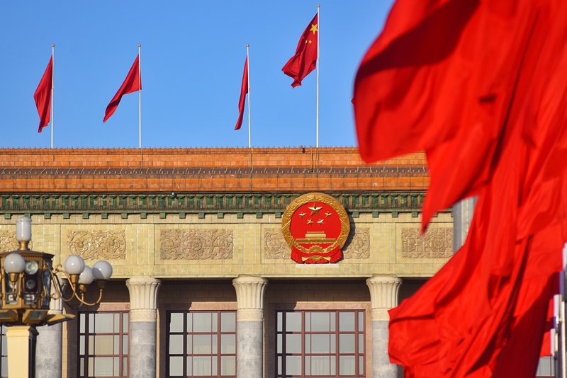 2024年3月8日，北京上空現(xiàn)“兩會(huì)藍(lán)”，人民大會(huì)堂前紅旗飄揚(yáng)。