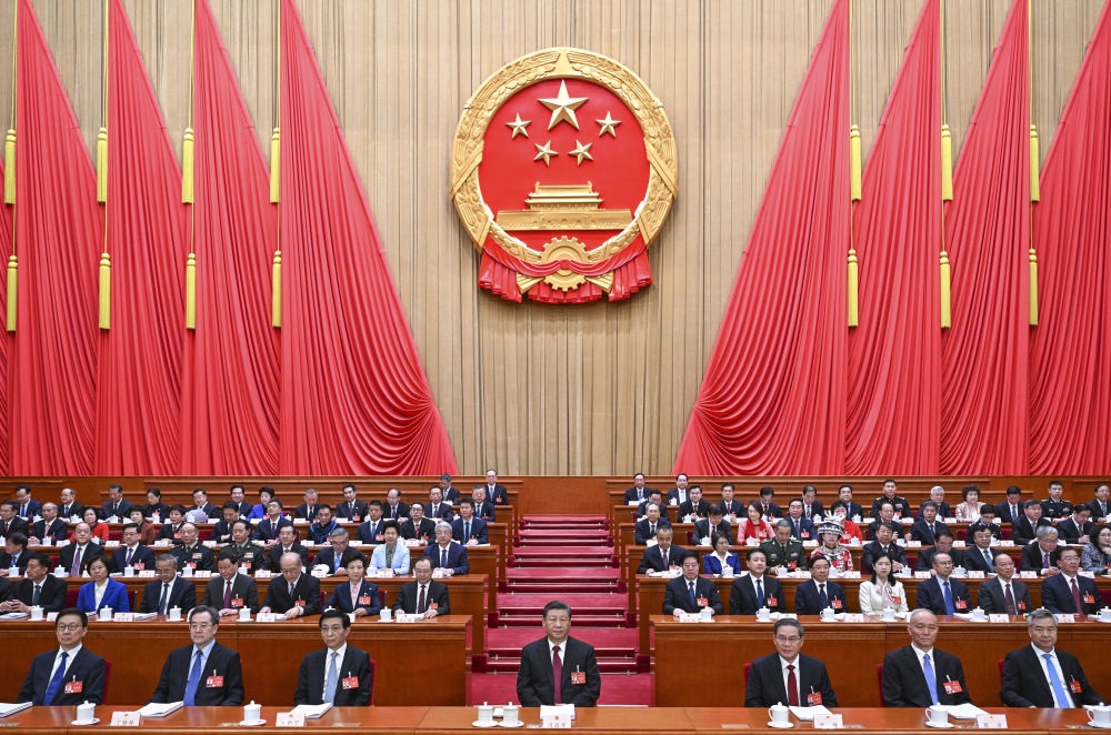 3月5日，第十四屆全國人民代表大會(huì)第二次會(huì)議在北京人民大會(huì)堂開幕。黨和國家領(lǐng)導(dǎo)人習(xí)近平、李強(qiáng)、王滬寧、蔡奇、丁薛祥、李希、韓正等出席大會(huì)。趙樂際主持大會(huì)。