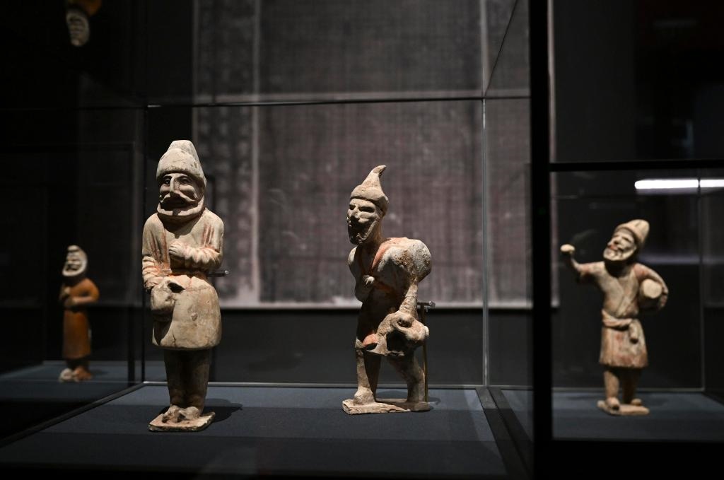 “歷史之遇——中國與西亞古代文明交流展”于1月12日至4月11日在故宮午門正殿展廳舉行。這是展出的陶彩繪人俑（1月10日攝）。新華社記者金良快攝
