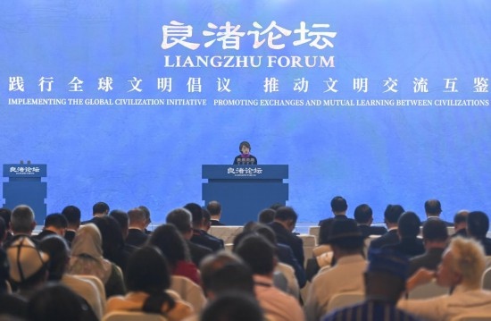  2023年12月3日，卡塔爾國家圖書館執(zhí)行館長陳慧心在“良渚論壇”上發(fā)言。當(dāng)日，以“踐行全球文明倡議，推動(dòng)文明交流互鑒”為主題的首屆“良渚論壇”在浙江省杭州市開幕。新華社記者 黃宗治 攝