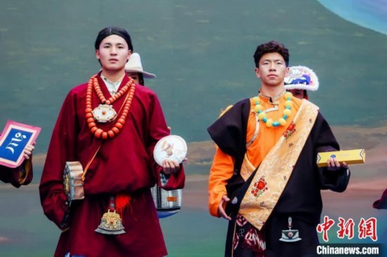 圖為身著民族服飾的演員們展示果洛特產(chǎn)。 果洛州文體旅游廣電局 供圖