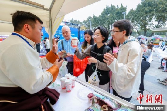 圖為廣州市民體驗果洛特產(chǎn)。 果洛州文體旅游廣電局 供圖