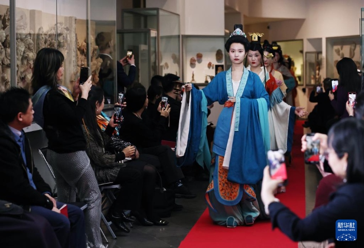 3月13日，在位于法國巴黎的吉美國立亞洲藝術(shù)博物館，模特展示敦煌復(fù)原服飾。新華社記者 高靜 攝