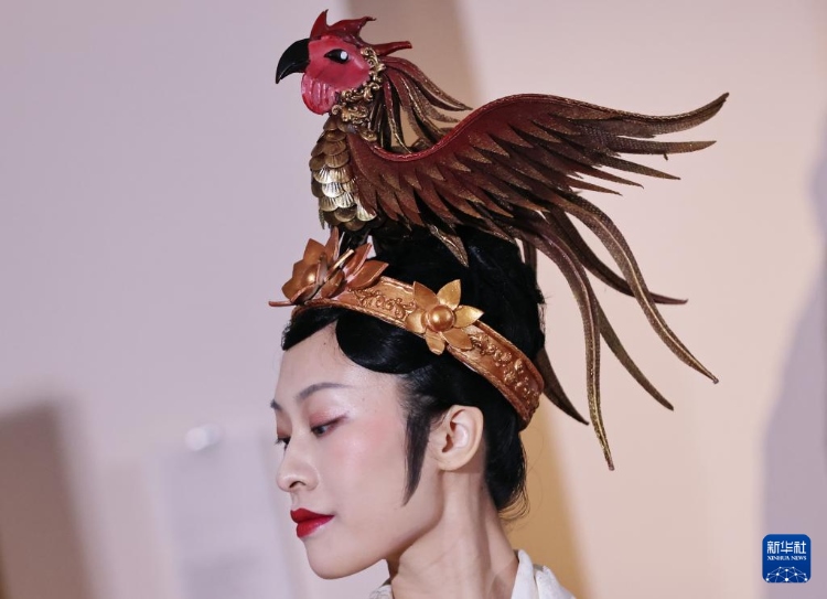 3月13日，在位于法國巴黎的吉美國立亞洲藝術(shù)博物館，模特展示敦煌復(fù)原服飾。新華社記者 高靜 攝