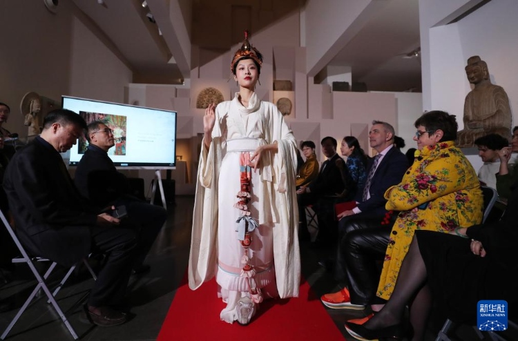 3月13日，在位于法國巴黎的吉美國立亞洲藝術(shù)博物館，模特展示敦煌復(fù)原服飾。新華社記者 高靜 攝