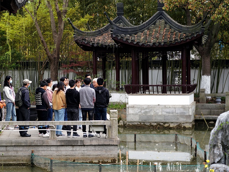 2021年3月30日，在上海交通大學(xué)南蘇園的“微型洱?！迸裕缀Ｄ辖淌跒閷W(xué)生們打造“沉浸式”思政課。