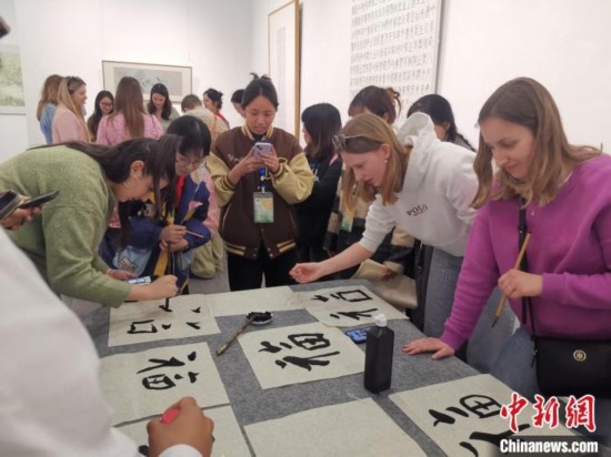 比利時學生體驗書法。杭州師范大學供圖