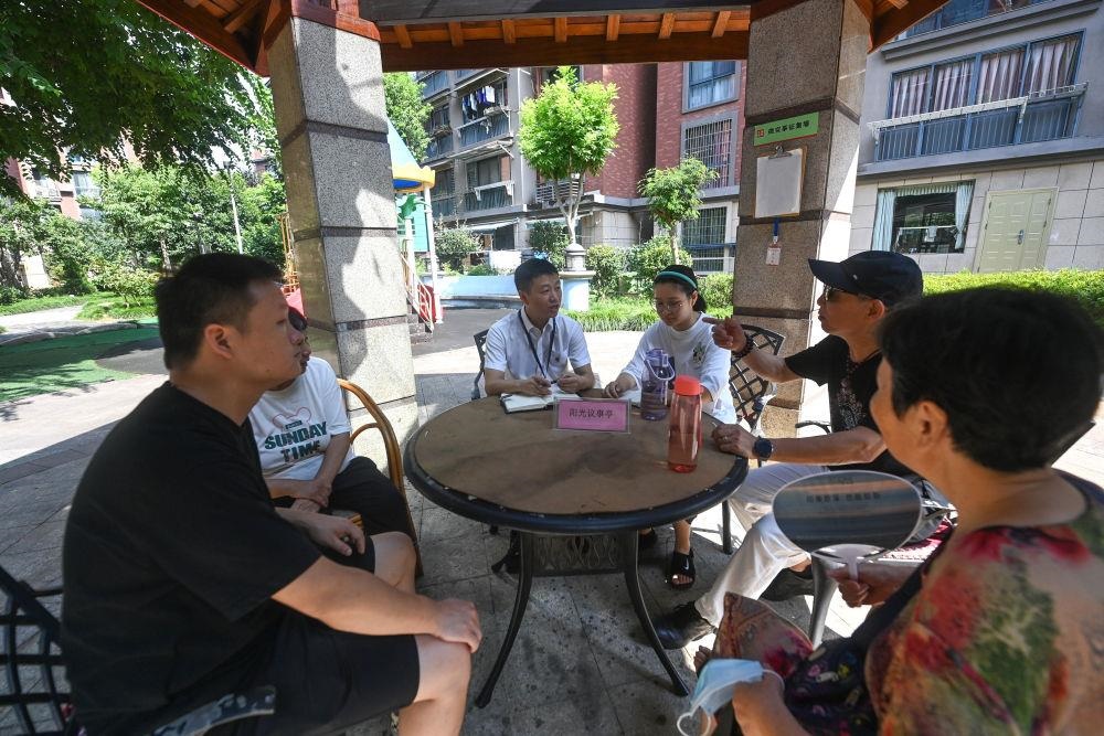 △2023年7月21日，在位于浙江杭州臨安區(qū)錦南街道水岸陽光小區(qū)的陽光議事廳，街道干部在聽取居民們反映的問題及意見。