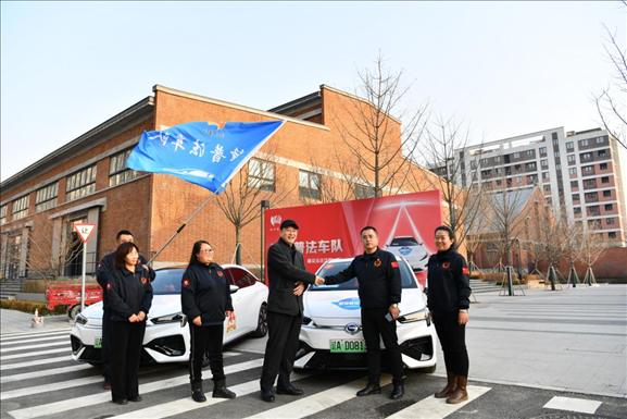 沈陽“憲法宣傳周”啟動(dòng)儀式上雷鋒車隊(duì)照片。遼寧省司法廳供圖