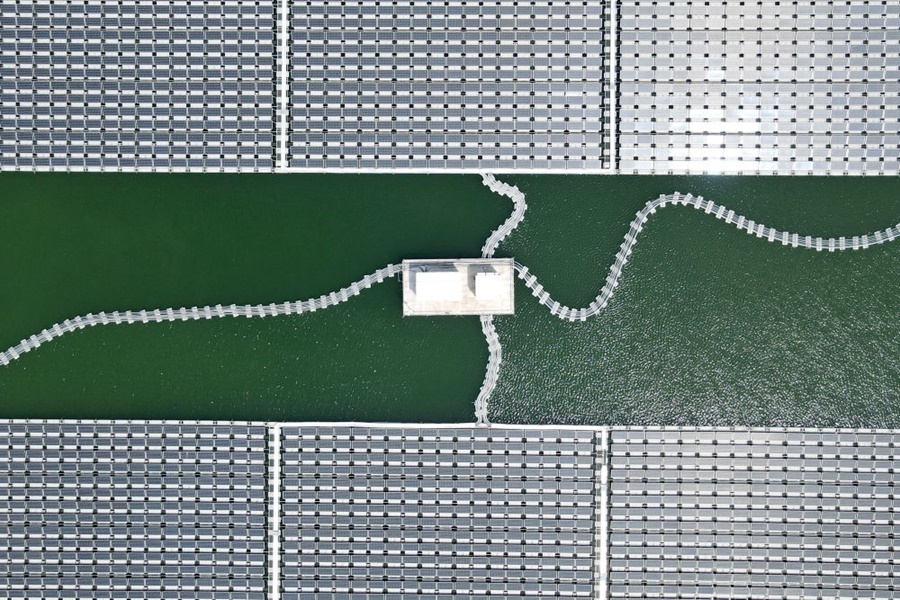 2022年8月25日拍攝的潁上縣毛圩水上光伏電站（無人機照片）。近年來，安徽省阜陽市潁上縣古城鎮(zhèn)積極推進采煤沉陷區(qū)治理工作，將昔日的采煤沉陷區(qū)建設(shè)成水上光伏電站，既減少占用土地面積，又能生產(chǎn)清潔能源。