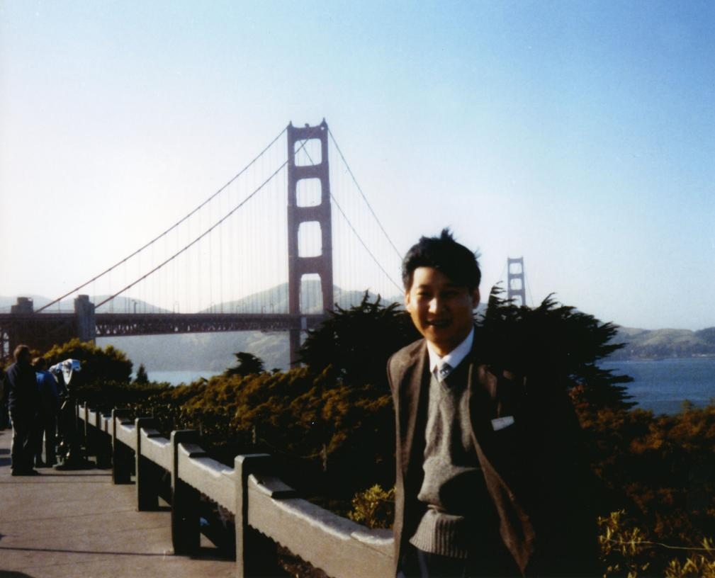 這是1985年，時(shí)任正定縣委書記的習(xí)近平在美國考察時(shí)的照片。新華社發(fā)