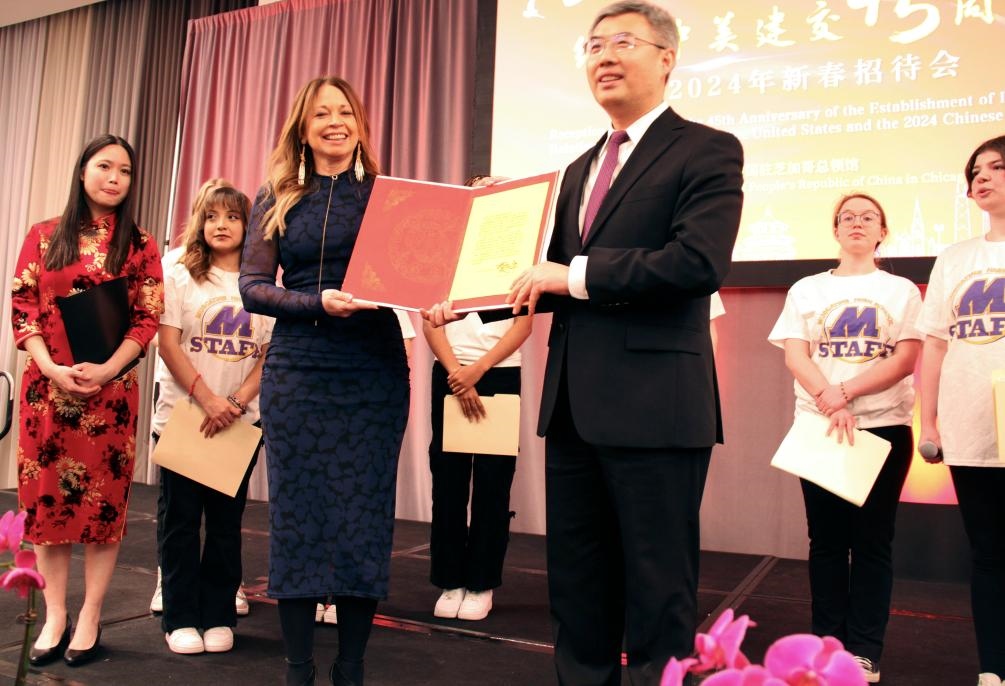 2024年2月27日，中國駐芝加哥總領(lǐng)事館舉辦慶祝中美建交45周年招待會(huì)，來自馬斯卡廷中學(xué)的學(xué)生們在招待會(huì)上收到一份特殊禮物——中國國家主席習(xí)近平給他們的復(fù)信。新華社記者 徐靜 攝