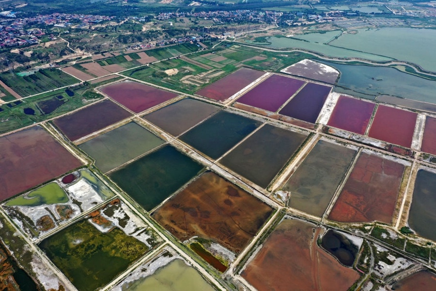 這是2023年7月11日拍攝的山西運城鹽湖一角（無人機照片）。按照“生態(tài)優(yōu)先、保護為主、適度開發(fā)”的原則，2020年9月，運城市全面停止鹽湖范圍內(nèi)的工業(yè)生產(chǎn)活動。近年來，千年鹽湖正在向生態(tài)保護、風(fēng)貌重塑、產(chǎn)業(yè)轉(zhuǎn)型、全域旅游的“綠色發(fā)展”轉(zhuǎn)變。