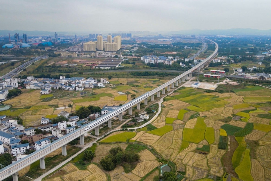 2021年10月14日，聯(lián)調(diào)聯(lián)試列車經(jīng)過贛深高鐵信豐特大橋（無人機照片）。2021年12月10日，連通贛南革命老區(qū)與深圳經(jīng)濟特區(qū)的贛深高鐵正式開通運營，江西與粵港澳大灣區(qū)間形成快速客運通道。