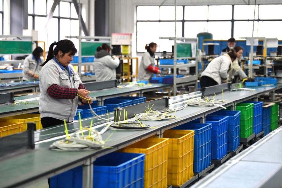 2022年2月16日，工作人員在安徽省滁州市汊河軌道交通裝備產(chǎn)業(yè)園的一家軌道交通裝備企業(yè)生產(chǎn)線上忙碌。安徽省滁州市來安縣汊河鎮(zhèn)地處皖蘇交界，緊鄰南京市江北新區(qū)。近年來，來安縣成為承接南京產(chǎn)業(yè)轉(zhuǎn)移的前沿陣地，汊河這個曾經(jīng)的傳統(tǒng)農(nóng)業(yè)小鎮(zhèn)緊抓機遇，開始深度融入長三角，參與產(chǎn)業(yè)協(xié)作分工。產(chǎn)業(yè)園吸引了越來越多長三角地區(qū)軌道交通企業(yè)入駐，形成了鐵路客車、城際軌道零部件研發(fā)、生產(chǎn)、銷售的產(chǎn)業(yè)集群。