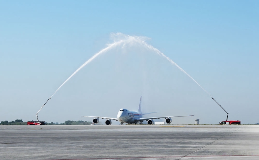 2023年6月14日，盧森堡國際貨運航空公司的B747－8F全貨機抵達鄭州。鄭州—盧森堡“空中絲綢之路”貨運量累計突破100萬噸。