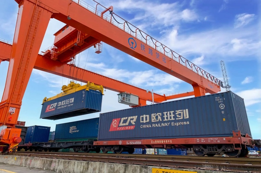 2022年4月29日，在鐵路合肥北站物流基地集裝箱作業(yè)區(qū)，龍門吊吊裝準(zhǔn)備發(fā)運的中歐班列集裝箱。