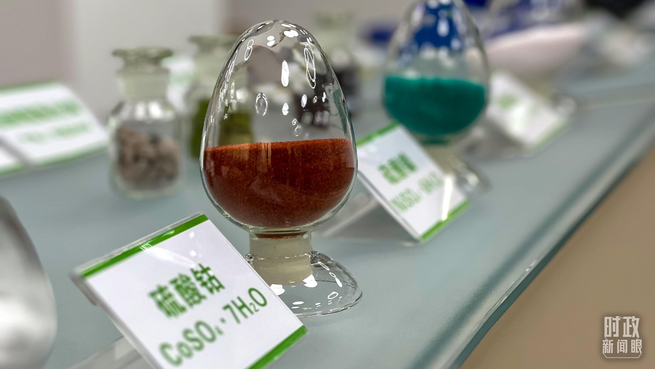 △巴斯夫杉杉電池材料有限公司的產(chǎn)品展示。（總臺央視記者李煒拍攝）