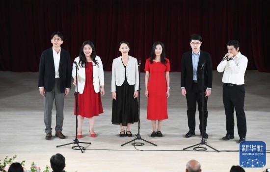 3月21日，國(guó)家開發(fā)銀行阿卡貝拉合唱團(tuán)在音樂會(huì)上演出。新華社記者 任超 攝