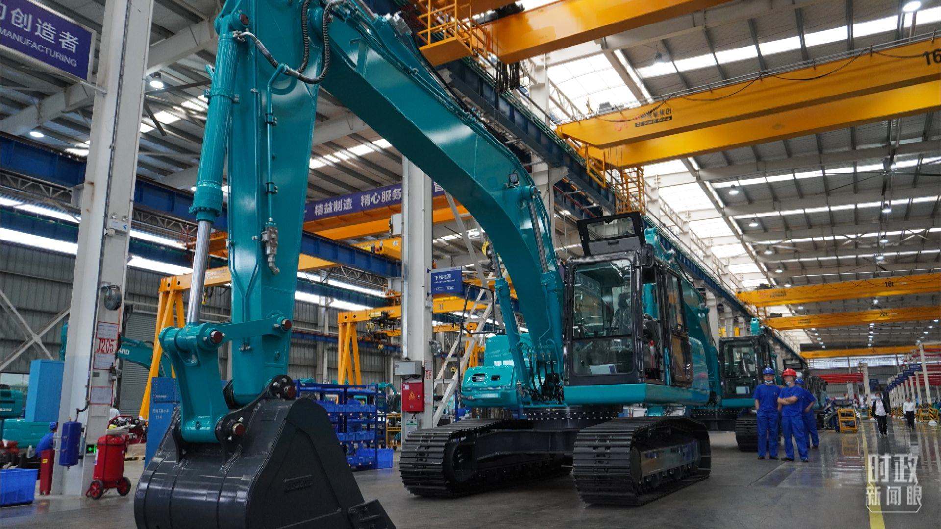 △這是山河智能大型挖掘機的組裝車間。2020年9月，習近平曾到此地考察。（總臺央視記者郭曉龍拍攝）