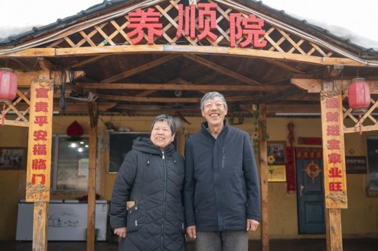 在伊春市友好區(qū)，伊春森工上甘嶺林業(yè)局有限責(zé)任公司溪水林場(chǎng)分公司退休職工劉養(yǎng)順（右）和老伴楊秋娥在自家農(nóng)家院中（3月13日攝）。新華社記者 謝劍飛 攝
